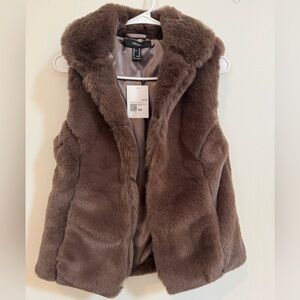 NWT•Forever 21 Chocolate Faux Fur Vest w/ Pockets